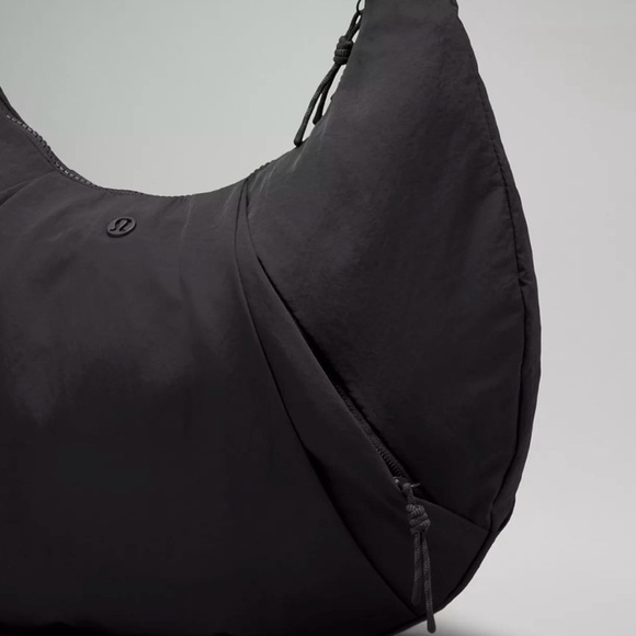 Lululemon Pleated Shoulder Bag in Black | 10L Capacity | EUC | SOLD OUT - Picture 3 of 16